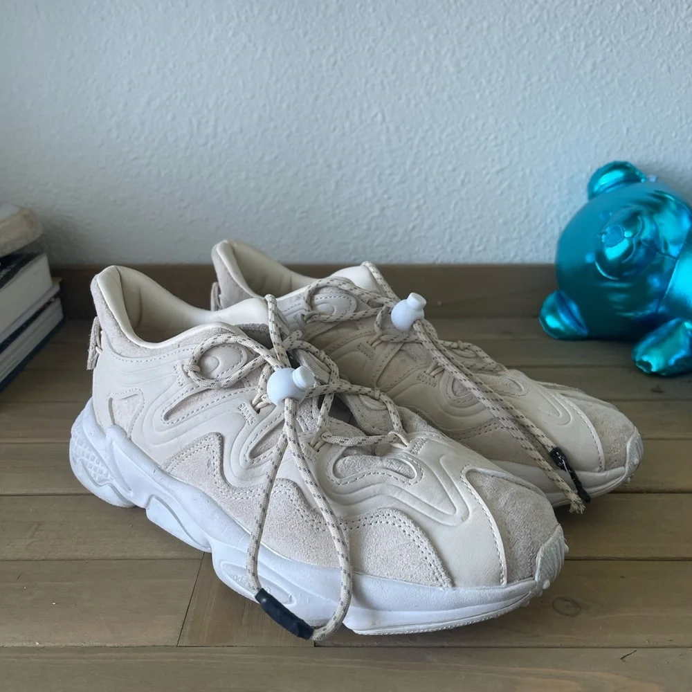 ADIDAS OZWEEGO BEIGE SIZE W7 - Picture 2 of 8